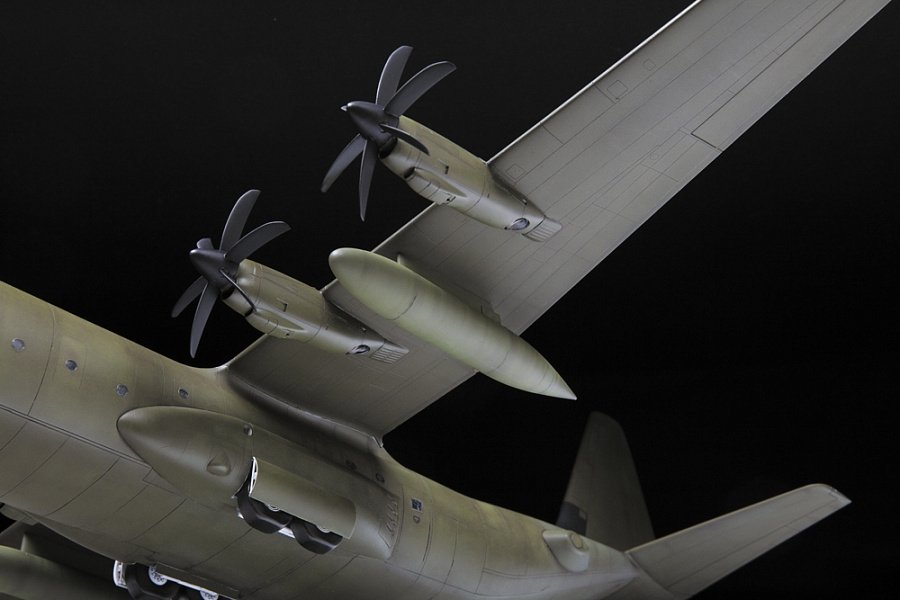 Zvezda 7325 Avion de transport militaire américain C-130J 1/72 – immagine 4