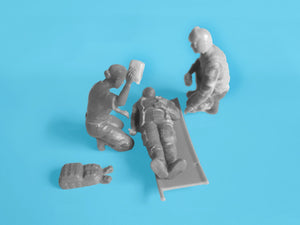 ICM 48365 Black Hawk MEDEVAC with Crew and Combat Medics 1/48
