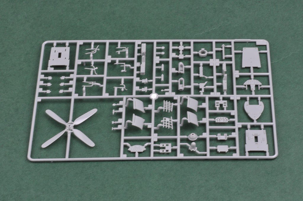 Hobby Boss 80387 F4U-4 Corsair Version tardive (1/48) – image 7
