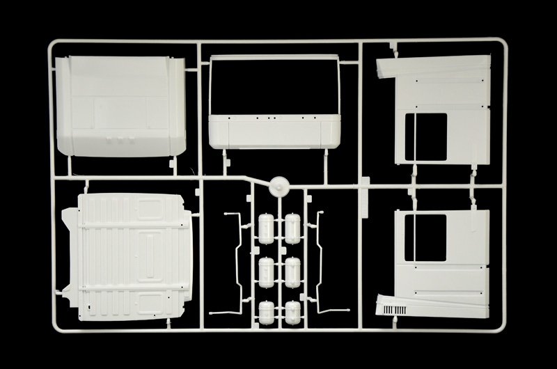 Italeri 3941 RENAULT AE500 MAGNUM - 2001 1/24 – image 4