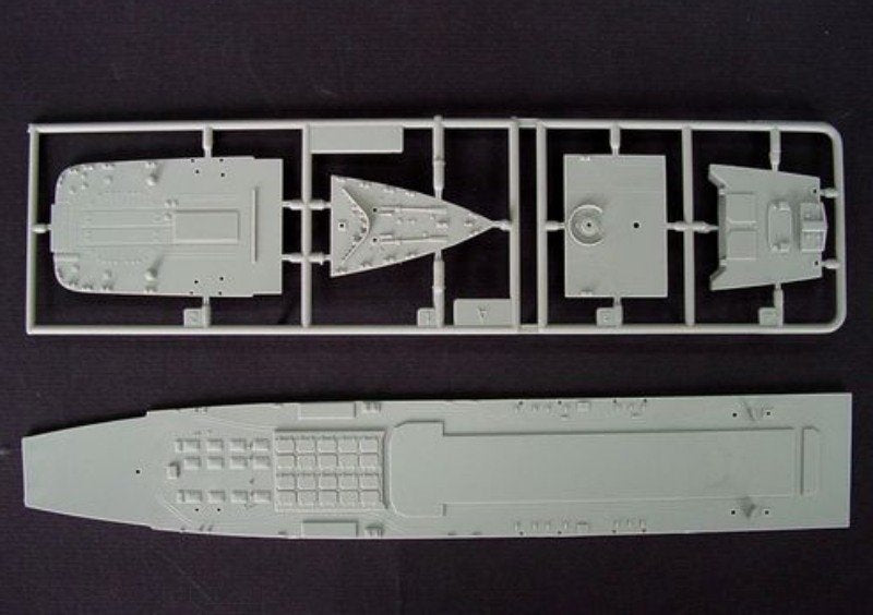 Trumpeter 05710 URSS Navy P. Velikiy Battle Cruiser 1/700 – image 4