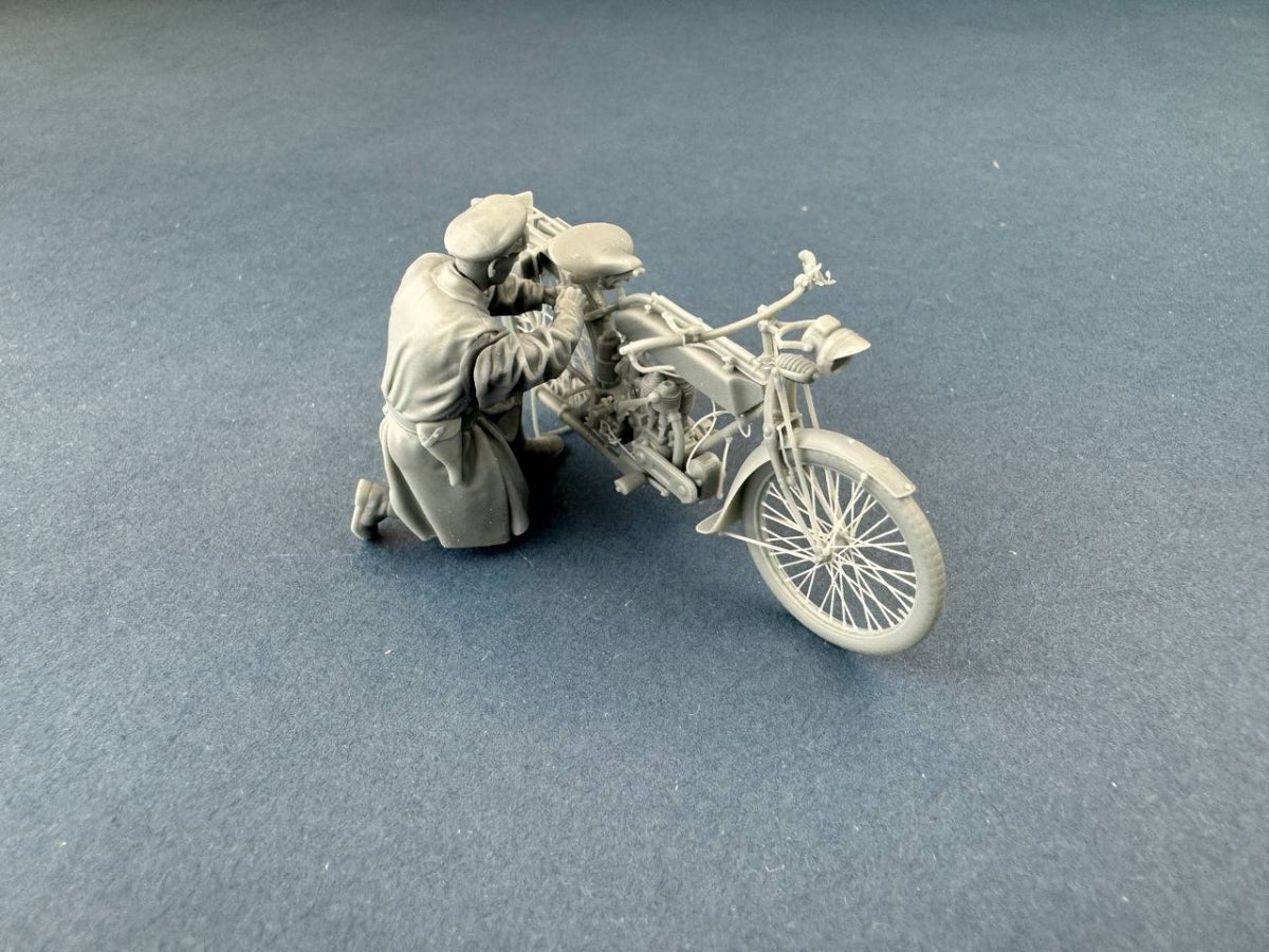 Copper State Models F35-058 Motocycliste de liaison britannique vérifiant sa moto (moto non incluse) 1/35 – image 3