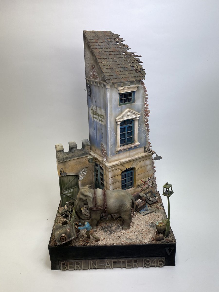RT-Diorama 35025 Socle de diorama : Maison de ville allemande 1/35 – immagine 3