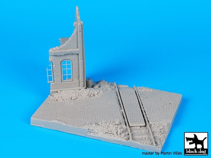 Black Dog D72018 Maison en ruine avec passage à niveau (socle) 1/72 – immagine 6