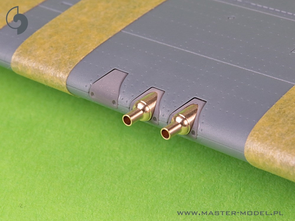 Master AM-48-181 Curtiss P-40 L, N wczesny - celownik, rurka Pitota oraz 4 x owiewki km-ów Browning .50 z żywicznym mocowaniem do modelu EDUARD 1/48