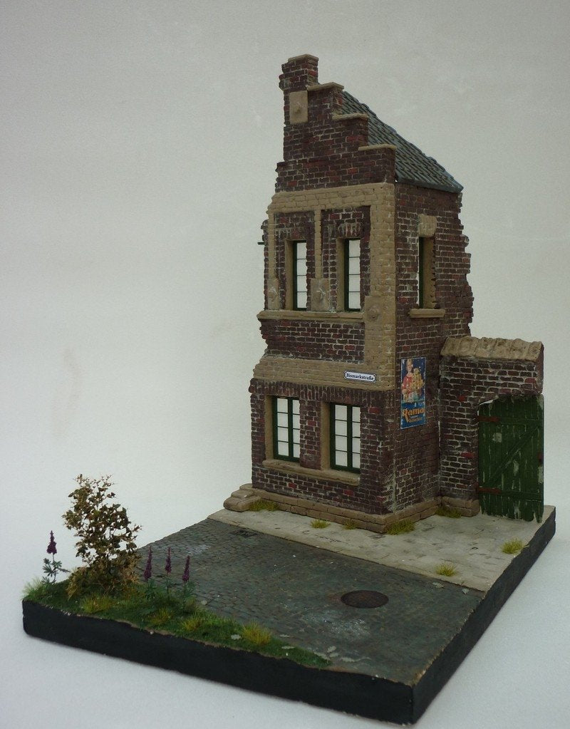 RT-Diorama 35202 Socle de diorama : Ruine de maison en briques 1/35  – immagine 3