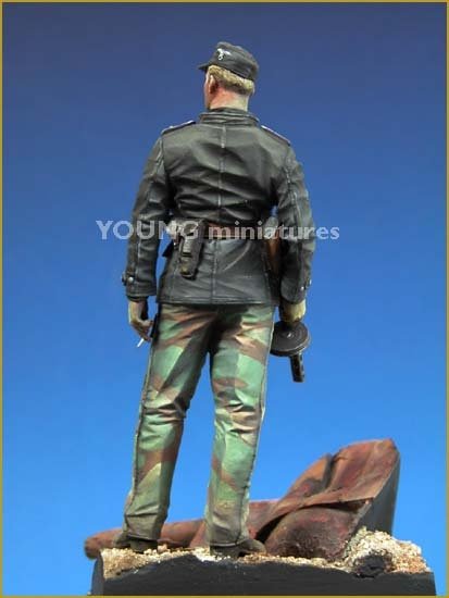 Young Miniatures YM9001-B Officier SS Panzer avec socle de mantelet T-34 90 mm – image 3