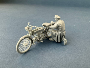 Copper State Models F35-058 Motocycliste de liaison britannique vérifiant sa moto (moto non incluse) 1/35 – image 2