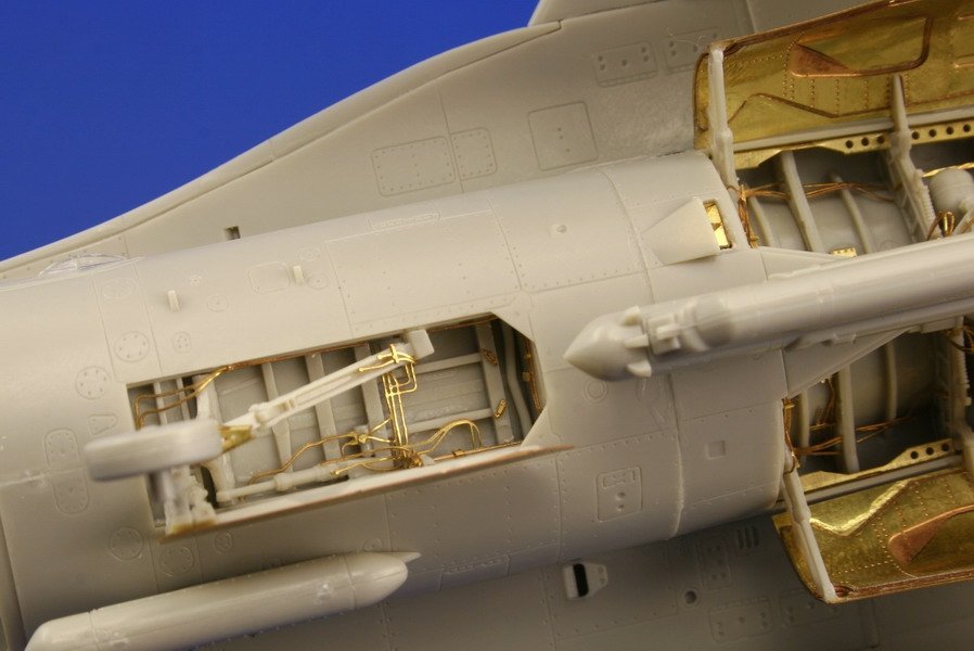 Train d&amp;#39;atterrissage Eduard 49390 F-16CJ Block 50 au 1/48 Tamiya – imagen 3