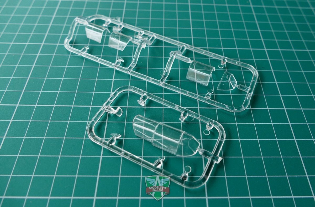 Modelsvit 4802 Yak-1 chasseur soviétique sur skis 1/48 – image 2
