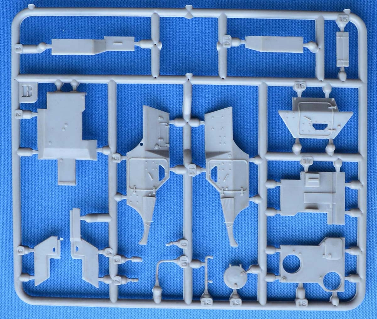 ACE 72421 VBL Milan AT missile carrier 1/72