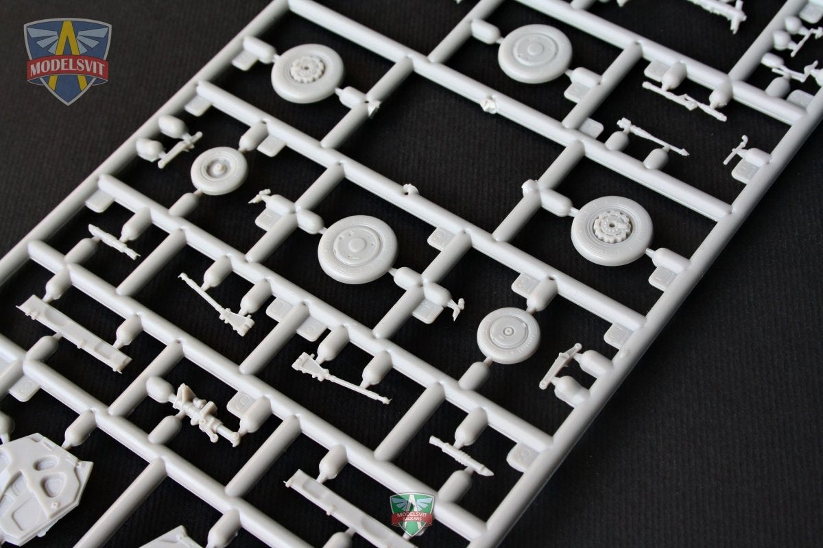 Modelsvit 72050 Su-17UM3 avion d&amp;#39;entraînement avancé biplace 1/72 – immagine 5