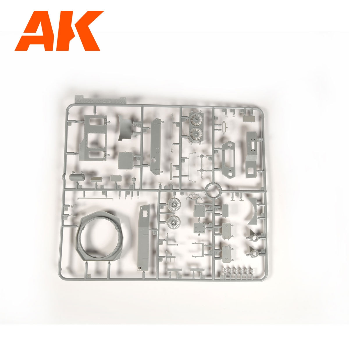 AK Interactive AK35504-B PZ.KPFW.IV AUSF.D AFRIKA KORPS + 5 FIGURINES ÉQUIPAGE DE CHARS ALLEMAND AFRIKA KORPS 1/35 – immagine 15