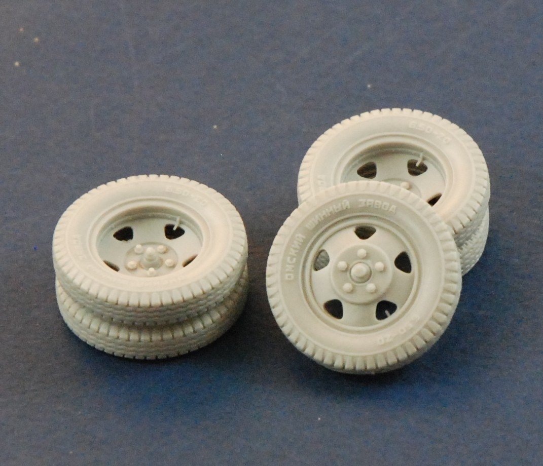Roues de route Panzer Art RE35-240 pour GAZ-AAA (Omskij Zavod) 1/35