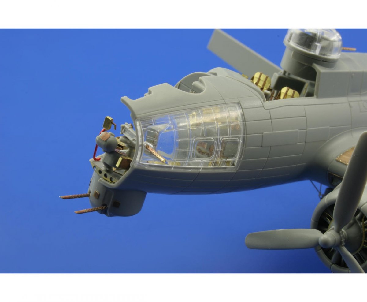 Intérieur avant du B-17G Eduard 73382, échelle 1/72, Revell – immagine 5