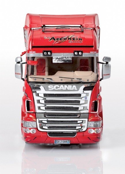 Italeri 3882 Scania R560 V8 Highline Rouge Griffin (1/24) – image 13