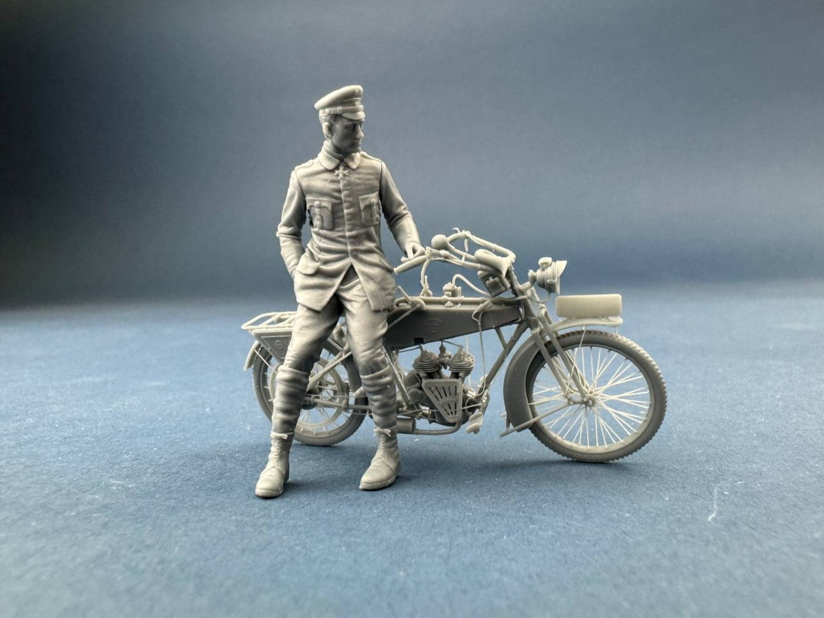 Copper State Models F32-058 Werner Voss posant avec une moto (moto non incluse) 1/32 – immagine 2