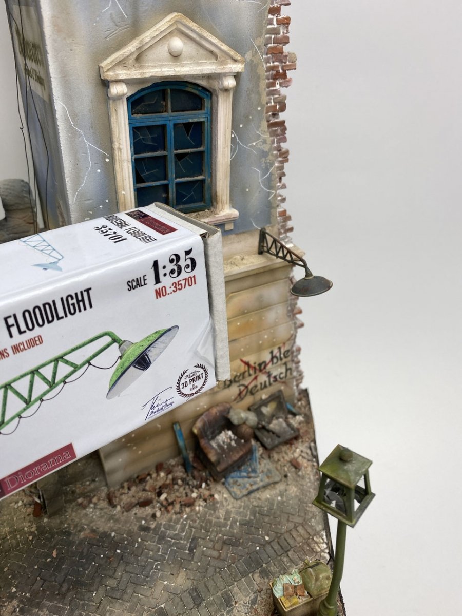 RT-Diorama 35025 Socle de diorama : Maison de ville allemande 1/35 – immagine 6