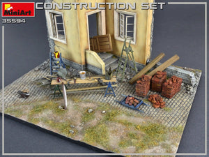 MiniArt 35594 Kit de construction : échelles, table, seaux, briques, chariot, enclume, poutres, cric et outils 1/35 – image 4