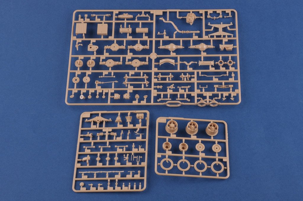 Hobby Boss 85510 Camion cargo russe KrAZ-260 1/35 – image 5
